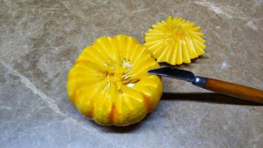 轻松挑出南瓜盖子