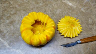 挖出南瓜里的籽