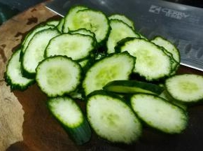 青瓜洗干净切片