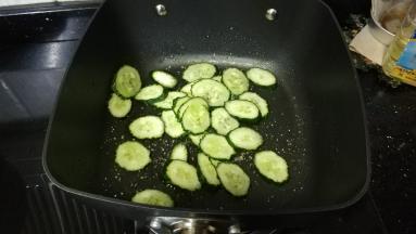 不粘锅放入油、盐、糖爆香，倒入青瓜翻炒