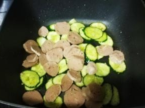 倒入牛肉丸片