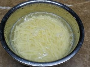 土豆去皮刨丝，用水浸泡三次，去掉淀粉质