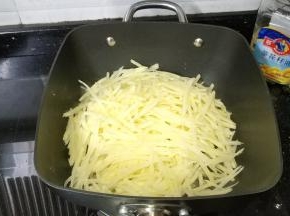 倒入土豆丝