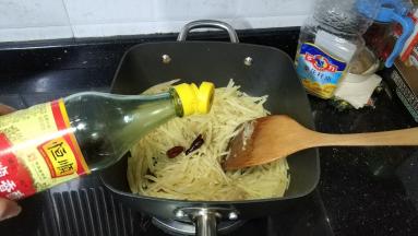 最后倒入醋，翻炒均匀即可