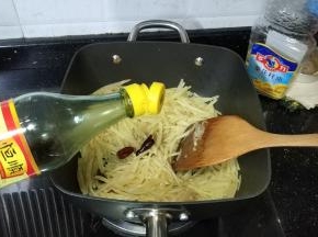 最后倒入醋，翻炒均匀即可