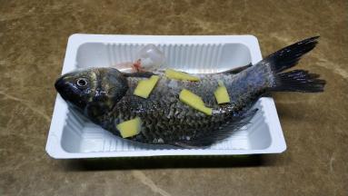 鲫鱼让店家处理好，回家后冲洗干净，用盐、姜片腌15分钟
