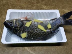 鲫鱼让店家处理好，回家后冲洗干净，用盐、姜片腌15分钟