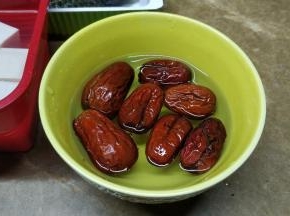 红枣洗净备用