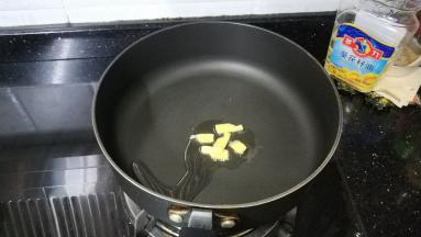 锅里热油放入姜片爆香