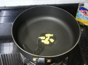 锅里热油放入姜片爆香