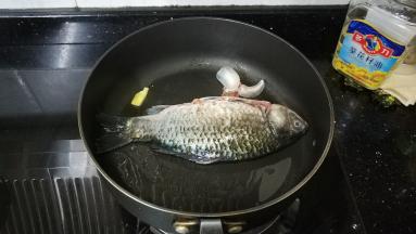 放入鲫鱼煎至一面变焦香