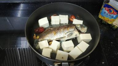 放入红枣、豆腐煎一煎