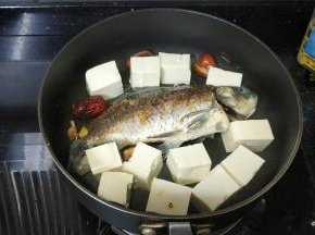放入红枣、豆腐煎一煎