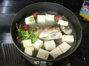 倒入适量水