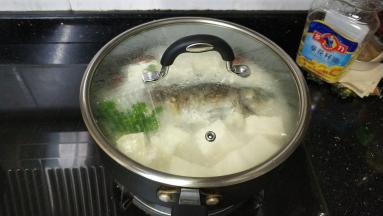 大火加盖煮20分钟后再少许盐调料即可