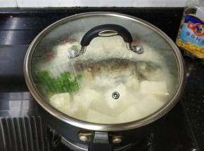 大火加盖煮20分钟后再少许盐调料即可
