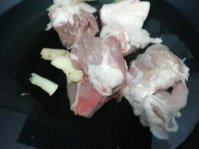 锅加入适量的水，再加入料酒和姜片，在把筒骨放入锅中焯水，去除血沫