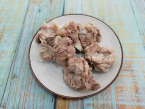 焯好的筒骨捞出，再用温水冲洗一遍