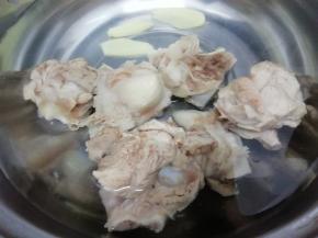 汤锅中加入适量的水，然后把焯好的汤筒骨放入锅中