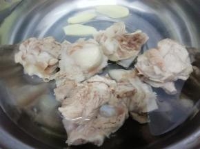 汤锅中加入适量的水，然后把焯好的汤筒骨放入锅中