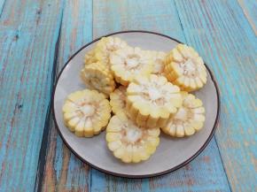 玉米洗干净切成适当的片