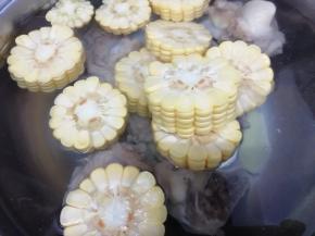 把玉米放入锅中