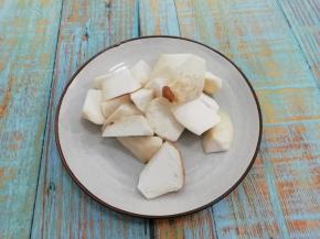 鸡腿菇洗干净，切成滚刀块