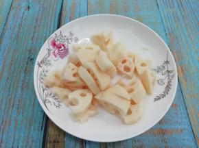 莲藕洗干净去皮，切成适当的片