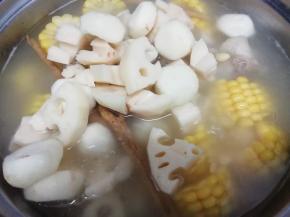 然后把莲藕和马蹄放入锅中，煲40分钟