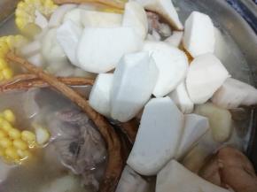 再把鸡腿菇放入锅中煲20分钟，然后加入少许的盐，再煲五分钟，即可关火出锅