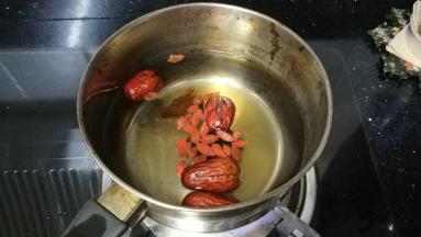 奶锅里放入适量水、红枣、枸杞、红糖煮15分钟