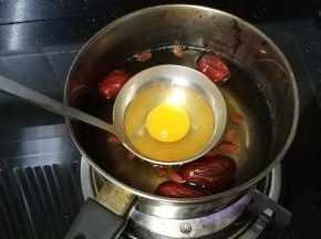 放入烧开的红枣水里