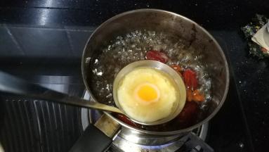 鸡蛋8成熟时，浸泡入红枣水里