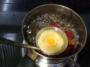 鸡蛋8成熟时，浸泡入红枣水里
