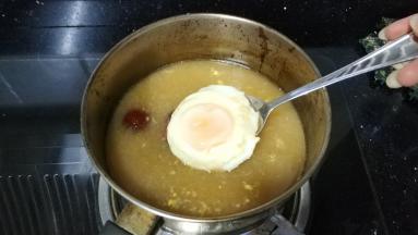 用勺子盛出放入红枣水里