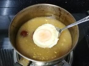 用勺子盛出放入红枣水里