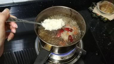 红枣水继续烧开后放入半碗酒酿