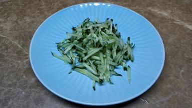 青瓜洗干净刨丝