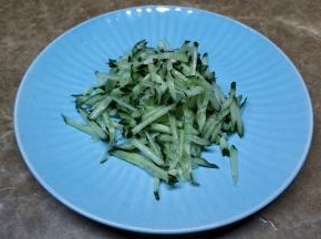 青瓜洗干净刨丝
