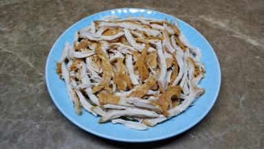 将鸡胸肉撕成丝，码在青瓜丝上