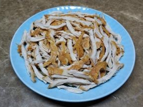 将鸡胸肉撕成丝，码在青瓜丝上