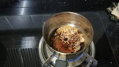 奶锅放入油、酱油、糖、醋、辣椒面、花椒面、白芝麻煮开