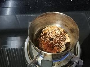 奶锅放入油、酱油、糖、醋、辣椒面、花椒面、白芝麻煮开