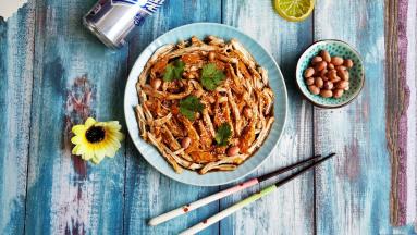 调味料趁热淋上鸡胸肉丝上