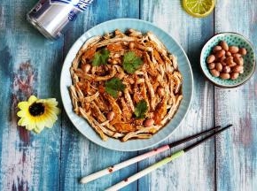 调味料趁热淋上鸡胸肉丝上