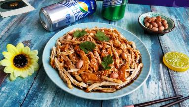 放入花生几颗，增加风味