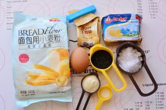 准备好面团的所有材料，此次用到的金龙鱼烘焙粉是2018年中国国际家庭

私房烘焙大师赛官方指定烘焙粉