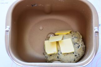 揉面10分钟后，揉至面团光滑，加入软化的黄油，揉至完全吸收