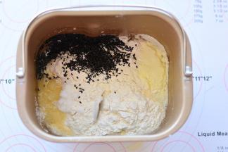 除黄油外，按照先液体后粉类最后酵母和盐的顺序把面团的材料放进面包

桶，启动imix程序揉面