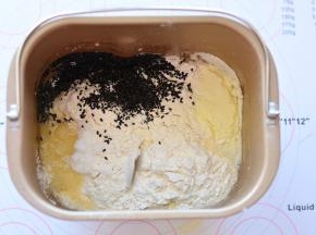 除黄油外，按照先液体后粉类最后酵母和盐的顺序把面团的材料放进面包

桶，启动imix程序揉面